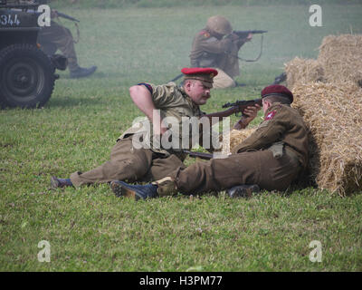 Reenactors raffigurante la British World War due soldati durante una battaglia rievocazione storica a Baston nel weekend di blitz Foto Stock