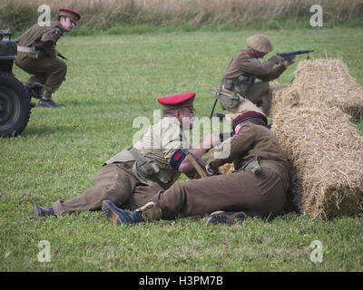 Reenactors raffigurante la British World War due soldati durante una battaglia rievocazione storica a Baston nel weekend di blitz Foto Stock