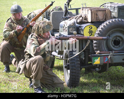 Reenactors raffigurante la British World War due soldati durante una battaglia rievocazione storica a Baston nel weekend di blitz Foto Stock