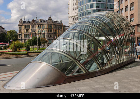 Ingresso della metropolitana di Federico Moyúa square, progettata dall'architetto britannico Norman Foster, Bilbao, Paesi Baschi, Spagna, Europa Foto Stock