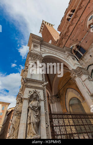 Palazzo Publico e Torre del Mangia a Siena, Italia Foto Stock