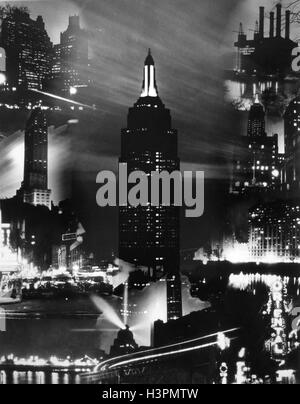 1930s MONTAGGIO DI NEW YORK CITY DI EDIFICI DI NOTTE CON Empire State Building NEL CENTRO Foto Stock