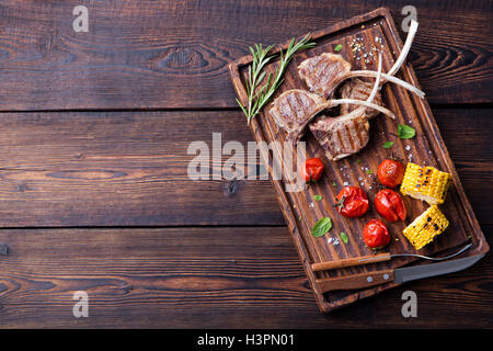 Costolette di agnello alla griglia con verdure vista superiore Foto Stock