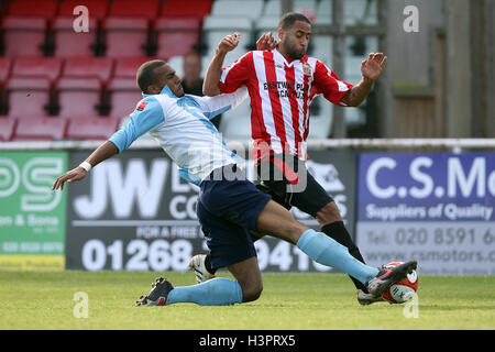 Reiss Noel di Brentwood affronta Michael Spencer - AFC Hornchurch vs Brentwood Town - Ryman Premier League Division calcio presso lo Stadio - 16/10/10 Foto Stock