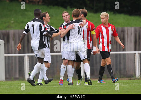 Tom Stephen di Oriente Thurrock (C) punteggio celebra il primo obiettivo per il suo team - AFC Hornchurch vs Oriente Thurrock Regno - FA Cup primo turno di qualificazione calcio presso lo Stadio, Upminster Bridge, Essex - 14/09/13 Foto Stock