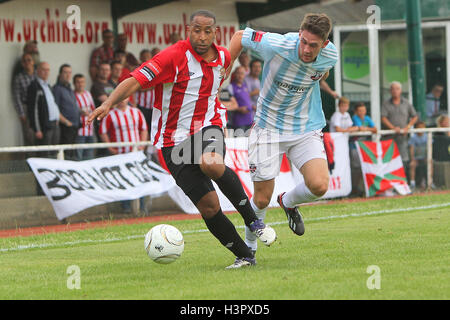 Michael Spencer in azione per Hornchurch - AFC Hornchurch vs Lewes - Ryman Premier League Division calcio presso lo Stadio, Upminster Bridge, Essex - 10/08/13 Foto Stock