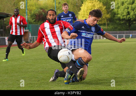 Michael Spencer in azione per Hornchurch - AFC Hornchurch vs Metropolitan Police - Ryman Premier League Division calcio presso lo Stadio, Bridge Avenue - 26/04/14 Foto Stock