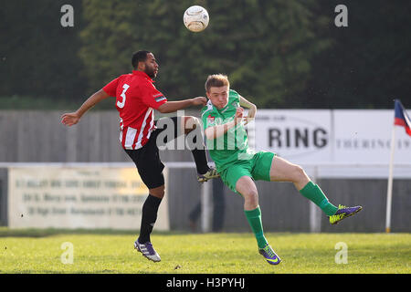 Michael Spencer in azione per Hornchurch - AFC Hornchurch vs Thamesmead Town - Ryman Premier League Division calcio presso lo Stadio, Bridge Avenue - 08/03/14 Foto Stock