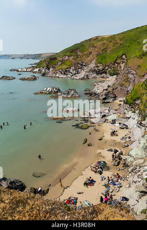 Persone su Whitsand Bay Beach Cornwall Coast Inghilterra REGNO UNITO vicino a Plymouth Foto Stock