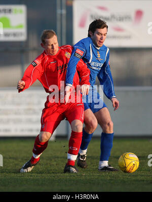 Steve Butterworth di Aveley grovigli con Andy Tomlinson di Hornchurch - Aveley vs AFC Hornchurch - Ryman Premier League Division calcio al campo del Mulino - 26/12/09 Foto Stock