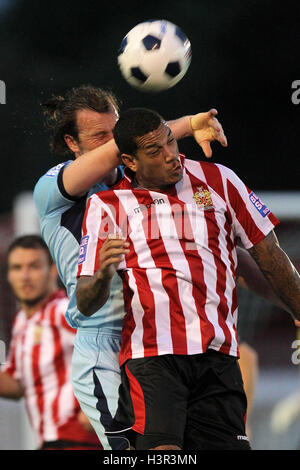 Charlie O'Loughlin di Boreham Wood in azione aerea con la Leon McKenzie - AFC Hornchurch vs Boreham Wood - Blue Square Conferenza calcio sud presso lo Stadio, Upminster Bridge, Essex - 21/08/12 Foto Stock