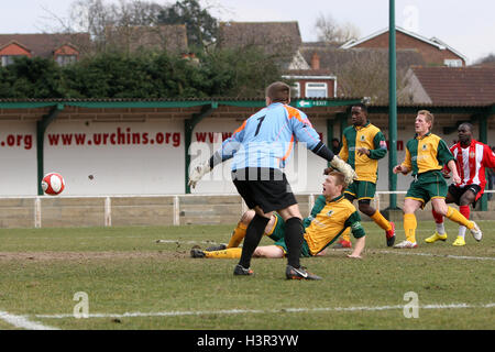 Pagina di Sam di Horsham (messa a terra) mette la palla nella propria rete per dare Hornchurch il loro primo obiettivo - AFC Hornchurch vs Horsham - Ryman Premier League Division calcio presso lo Stadio - 13/03/10 Foto Stock