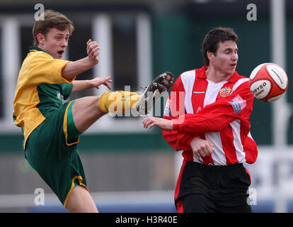 Jamie Dormer di Hornchurch e Jack Pagina di Horsham - AFC Hornchurch vs Horsham - Ryman Premier League Division calcio presso lo Stadio - 13/03/10 Foto Stock