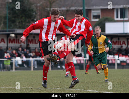 Ross parete (L) e Jamie Dormer di Hornchurch ottenere in un groviglio mentre cerca di sparare al traguardo - AFC Hornchurch vs Horsham - Ryman Premier League Division calcio presso lo Stadio - 13/03/10 Foto Stock