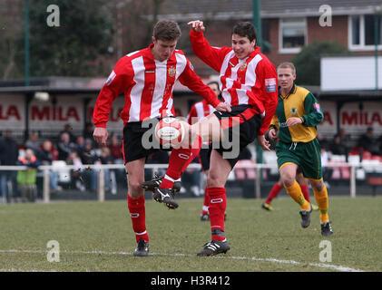 Ross parete (L) e Jamie Dormer di Hornchurch ottenere in un groviglio mentre cerca di sparare al traguardo - AFC Hornchurch vs Horsham - Ryman Premier League Division calcio presso lo Stadio - 13/03/10 Foto Stock