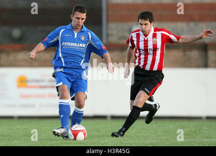 Stuart Ainsley in azione per Lowestoft come Jamie Dormer chiude in - Città di Lowestoft vs AFC Hornchurch - Ryman Premier League Division calcio al prato di corona - 24/08/10 Foto Stock