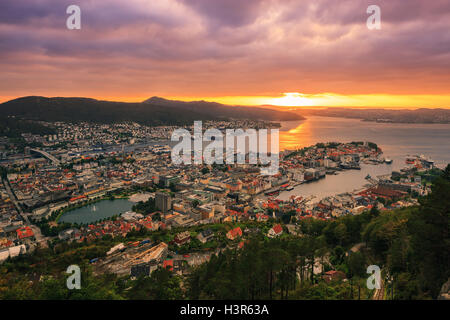 Bergen (storicamente Bjørgvin), è una città e un comune in Hordaland sulla costa occidentale della Norvegia. Foto Stock