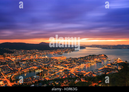 Bergen (storicamente Bjørgvin), è una città e un comune in Hordaland sulla costa occidentale della Norvegia. Foto Stock