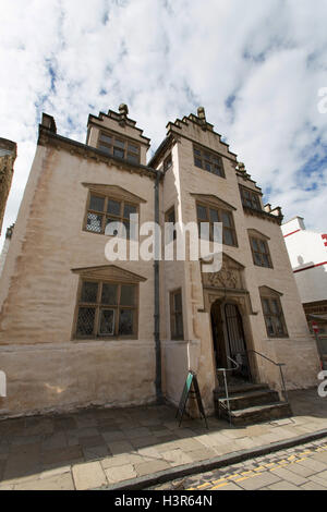 Città di Conwy, Galles. Vista pittoresca dell'entrata principale e gatehouse del periodo Elizabethan Plas Mawr. Foto Stock