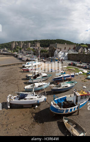 Città di Conwy, Galles. Una vista pittoresca del Conwy waterfront presso il Gate inferiore Street, con Conwy Castle in background. Foto Stock