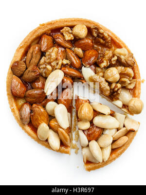 Direttamente sopra la graniglia di Tart con dadi isolati su bianco Foto Stock