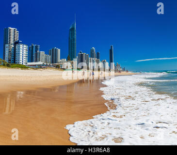 SURFERS PARADISE, AUS - Settembre 05 2016 Skyline e una spiaggia di Surfers Paradise, Gold Coast. Uno di Australia iconici coastal t Foto Stock