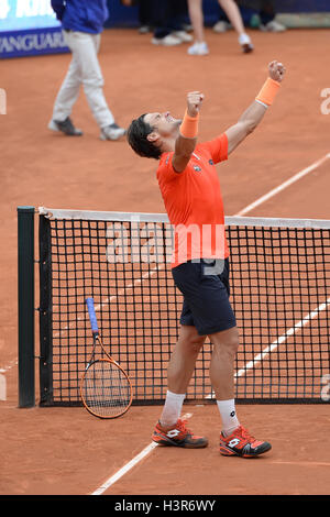 Barcellona - Apr 24: David Ferrer (spagnolo giocatore di tennis) celebra una vittoria a Barcellona di ATP. Foto Stock