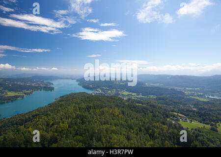 Vista dalla torre di osservazione Pyramidenkogel al lago Woerth,Carinzia, Austria Foto Stock
