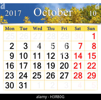 Calendario per il mese di ottobre 2017 con il nastro di foglie di giallo e blu cielo Foto Stock