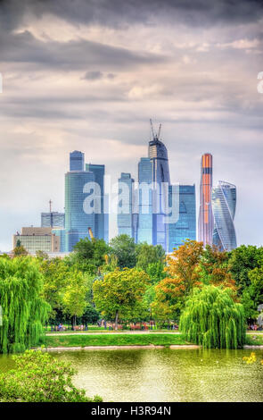 Vista del Moscow International Business Center con Novodevichy Park Foto Stock