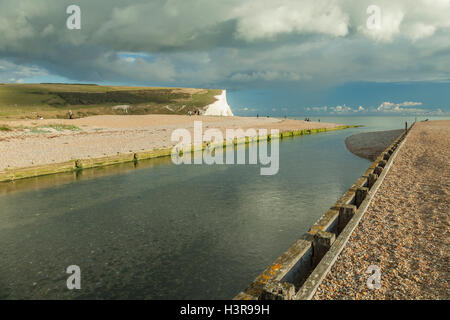 La foce del fiume Cuckmere, East Sussex, Inghilterra. Sette sorelle scogliere in distanza. South Downs National Park. Foto Stock