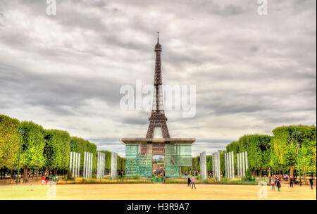 La parete della pace e la Torre Eiffel a Parigi Foto Stock