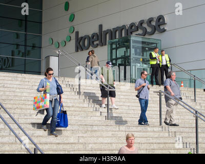 Koeln Messe ingresso nome sign passi con persone a Colonia, Germania Foto Stock