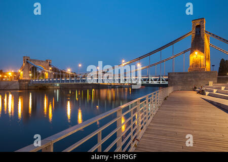 La notte scende sul ponte Grunwaldzki a Wroclaw, Bassa Slesia, Polonia. Foto Stock