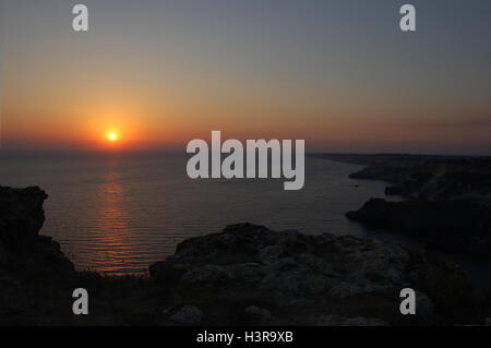 Tramonto sul mare, montagna Foto Stock