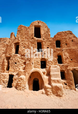 Il tradizionale Sahara settentrionale berbero fortificato Ksar El Mguebl e il suo fango di Adobe ghorfas graneries, nei pressi di Tataouine, Tunisia Foto Stock