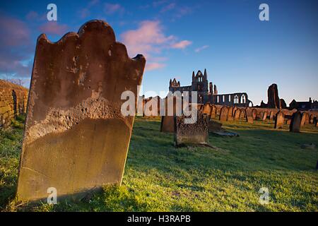 Whitby Abbey da St. Mary's sagrato. Foto Stock