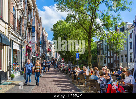 Le caffetterie e i bar a fianco della Oudegracht (vecchio canale) nel centro della città di Utrecht, Paesi Bassi Foto Stock