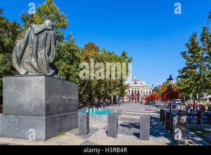 Statua di Hviezdoslav guardando verso il Teatro nazionale slovacco, Hviezdoslavovo námestie (Hviezdoslav Sq.), Bratislava, Slovacchia Foto Stock