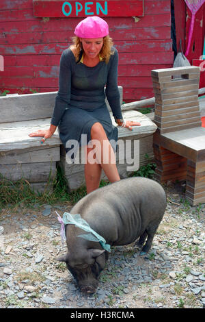 Grande Isola Tancook, Nova Scotia, Canada mostra mare Myst proprietario di un negozio di Angela Connoly e pet Rubino di maiale Foto Stock