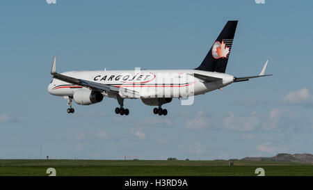 Cargojet Airways Boeing 757 C-FGKJ air cargo freighter approccio finale per lo sbarco dall'Aeroporto Internazionale di Calgary, Canada Foto Stock