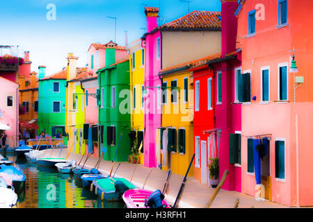 Lato Canale case colorate di Burano vicino a Venezia Italia Europa (orizzontale) Foto Stock