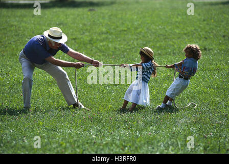 Prato, nonno nipote, tirare la guerra al di fuori, corda disegno, corda, corda, trascinare, gioco, gioco, divertimento, felice, fuso, esuberanza, ceppo, attività, attivamente, motion, senior, uomo, anziani, bambini, boy, ragazza, nipoti, tempo libero, coesione, insieme, estate Foto Stock