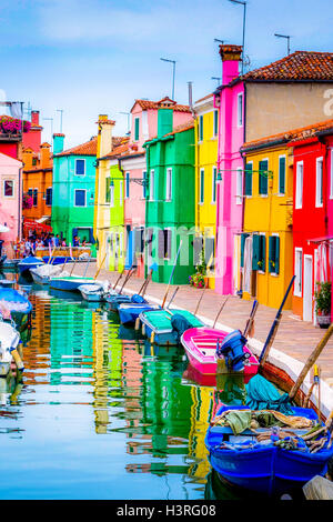 Lato Canale case colorate di Burano vicino a Venezia Italia( Europa (verticale). Foto Stock