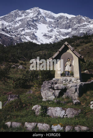 L'Italia, Alto Adige, edicola nell'Ortles a Solda, Europa, montagne innevate rocks, bosco, prato, il cielo al di fuori Foto Stock