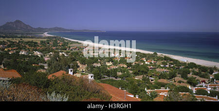 L'Italia, Sardegna, Provincia di Cagliari, Costa Rei, costa, mare, spiaggia, case estive, isola, mare Mediterraneo, Sardegna, east coast, case vacanza della pianta, case residenziali, spiaggia sabbiosa, panoramica Foto Stock