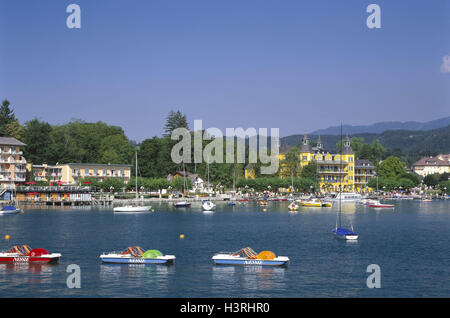 L'Austria, in Carinzia Wörthersee, Velden, Castle Hotel, banca promenade, stivali, Europa Südösterreich, lago, Velden nel Wörthersee, hotel, luogo di interesse, promenade, passeggiata a mare, shore, stivali, estati, destinazione, turismo, holiday resort, vista locale, estate, vacanze La regione, Foto Stock