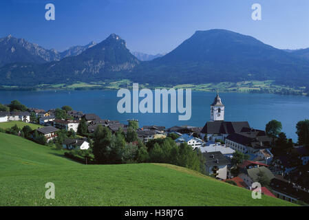 Austria, Salzkammergut, St. Wolfgang in Wolfgang's lake, locale panoramica, paesaggio di montagna, Foto Stock