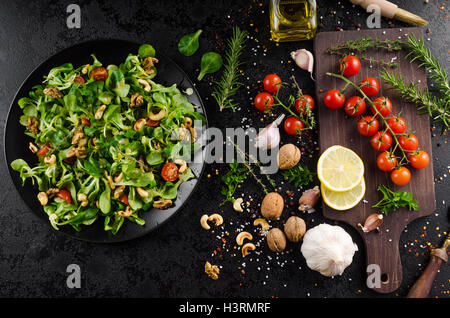 Agnello, insalata di lattuga con noci con condimento di senape Foto Stock