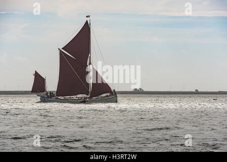Thames chiatta a vela promemoria nell'Colne estuario off Brightlingsea all'inizio di una gara. Foto Stock